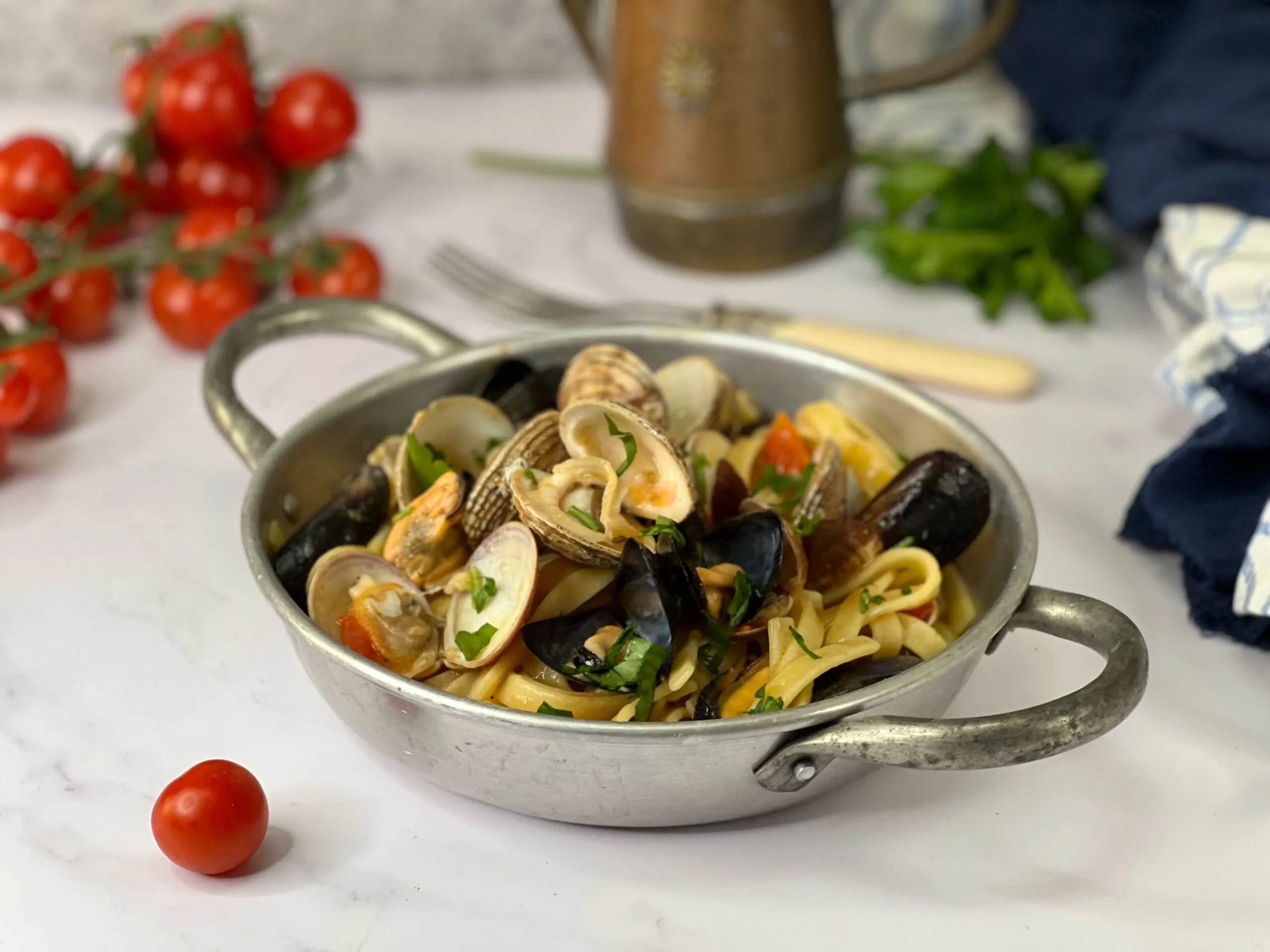 Primo piano degli scialatielli ai frutti di mare, un tradizionale piatto di pasta ai frutti di mare della Costiera Amalfitana con cozze e vongole.